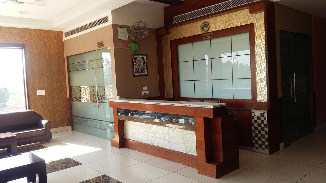 Hotel D2M Mansa ภายนอก รูปภาพ